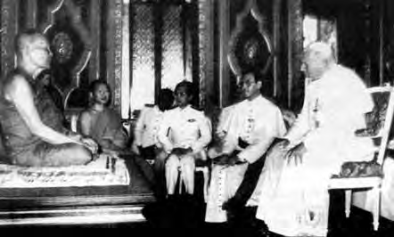Jan Paweł II z Dalajlamą. Bangkok, 10 maja 1984. Po przybyciu do stolicy Tajlandii, Jan Paweł II odwiedził Najwyższego Kapłana Buddyjskiego, Vassana Tarę. Ten poganin siedział na swoim tronie ze skrzyżowanymi nogami. Nie podniósł się nawet, by przyjąć papieża, a jedynie podał mu proste krzesło do siedzenia.