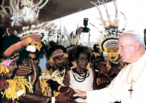 Kotonu, Benin, w lutym 1993 r. Inne zdjęcie ze spotkania Jana Pawła II z różnymi czarownikami Voodoo.<br /> Trudno nawet uwierzyć, że Jan Paweł II pod koniec spotkania zwrócił się do tych pogan i satanistów mówiąc im: "Jesteście mocno przywiązani do tradycji, które zostały wam przekazane przez waszych przodków. Jest rzeczą słuszną być wdzięcznym waszym przodkom, którzy przekazali wam poczucie sacrum, wiarę w jednego Boga i dobroć, uznanie dla świętowania, troskę o moralne życie i harmonię w społeczeństwie". Rytuały voodoo są złożone, ponieważ istnieje wielu bogów. Demoniczne opętanie, orgie seksualne, rytualne ofiary, dzikie tańce z ogłuszającym hałasem bębnów, konsumpcja rumu i tytoniu, skutkujące "ekstazą" są doświadczane. Ale normą w praktyce Voodoo jest również to, że dzieci są poświęcane bogom (demonom), dzieci stają się niewolnikami złych duchów, którym wszyscy muszą być posłuszni, w przeciwnym razie duchy je zabiją. Nawet dzisiaj dzieci są również ofiarowywane demonom, paląc je w skrytości.