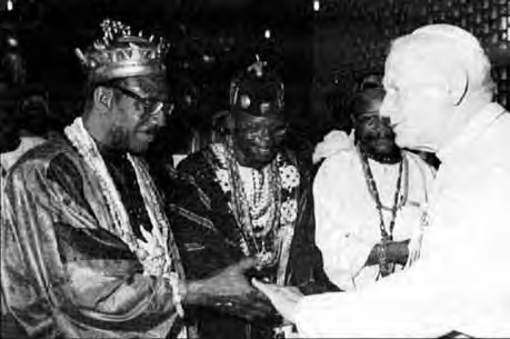 w Kotonu w Beninie w lutym 1993 roku. W tym afrykańskim kraju Jan Paweł II spotkał się z dwoma "żyjącymi w ukryciu wysokimi kapłanami Voodoo", którym towarzyszyli inni czarownicy Voodoo. Ich religia czci węże, dusze zmarłych, siły natury, a nawet diabła!
