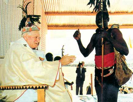 Jan Paweł II w tradycyjnym afrykańskim nakryciu głowy. Fotografując się w tych nietypowych pozach, Jan Paweł II podkreślał, że dla Kościoła nie może istnieć żadna bariera kulturowa, właśnie dlatego, że jak sam mówił: "Chrystus ceni wszystkie kultury, ponieważ kocha Człowieka!".