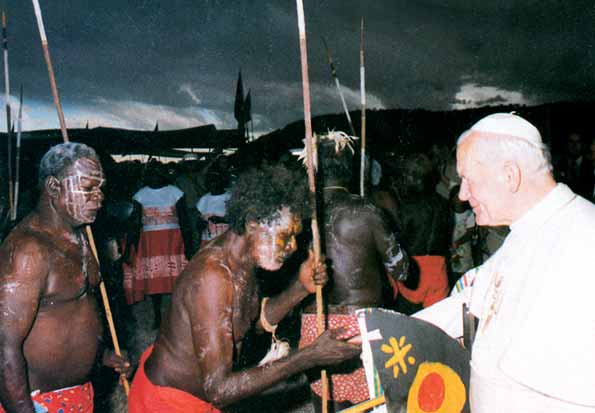 Jan Paweł II podczas spotkania z dzikusami w Afryce, w swoim ekumenicznym zamiarze stania się Głową wszystkich religii świata.