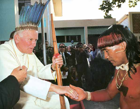 Jan Paweł II w kolejnym przykładzie masońskiego ekumenizmu, który dąży do zjednoczenia wszystkich religii świata w jedną religię.