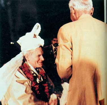 Pakistan, luty 1981 r. "Chrystus ceni wszystkie kultury, ponieważ kocha człowieka!". Jan Paweł II z pakistańską chustą, zaledwie kilka miesięcy po islamskim ataku.