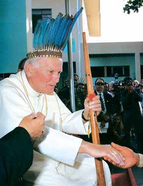 Jan Paweł II z indiańskim nakryciem głowy