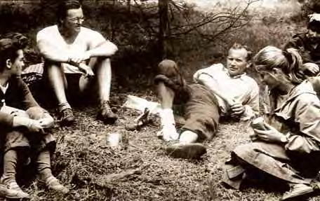 Karol Wojtyła, w wieku 34 lat, ze swoimi studentami w Krakowie podczas wędrówki po górach.