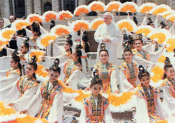 Filipiny, 1981. Młodzi tancerze świętują obecność Jana Pawła II.