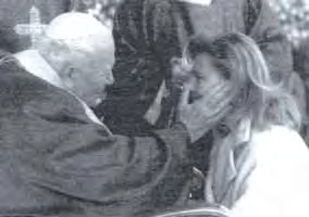Jan Paweł II pieści kobietę.