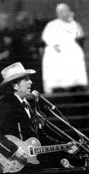 Bolonia. Jan Paweł II uczestniczy w koncercie piosenkarza Boba Dylana.