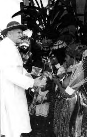 Papua, Nowa Gwinea, 8 maja 1984 roku. Jan Paweł II wita się z kobietą topless