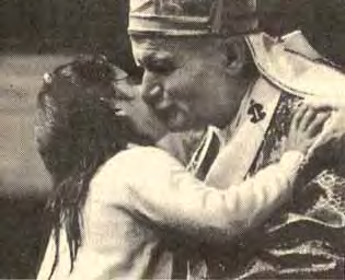 Watykan. Jan Paweł II w pozie, próbujący pocałować