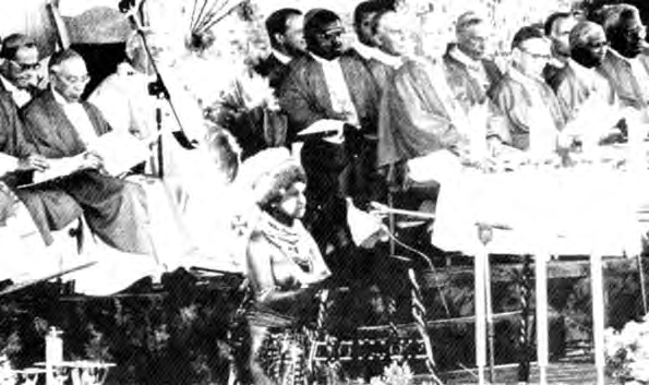 Nowa Gwinea, 8 maja 1984 roku. Studentka "topless" w spódnicy z liści czyta List podczas mszy przed papieżem.