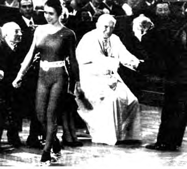 Na dole: Watykan, 24 stycznia 1985. Włoski akrobata z amerykańskiego cyrku odchodzi po ucałowaniu pierścienia Jana Pawła II.