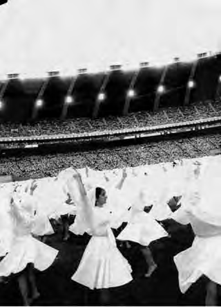 Montreal, 1984. Reprezentujące pokój młode tancerki w powiewających białych spódnicach występują dla Jana Pawła II na boisku Stadionu Olimpijskiego. Według zeznań widzów, ubrania stały się przezroczyste w świetle stadionu.